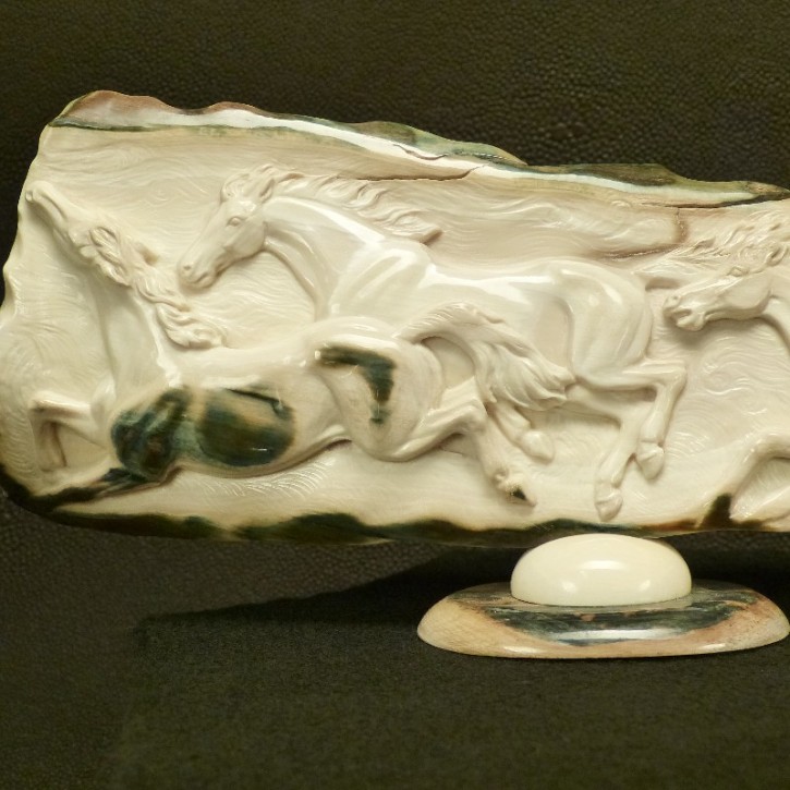 tolle Relief-Schnitzerei mit galoppierenden Pferden