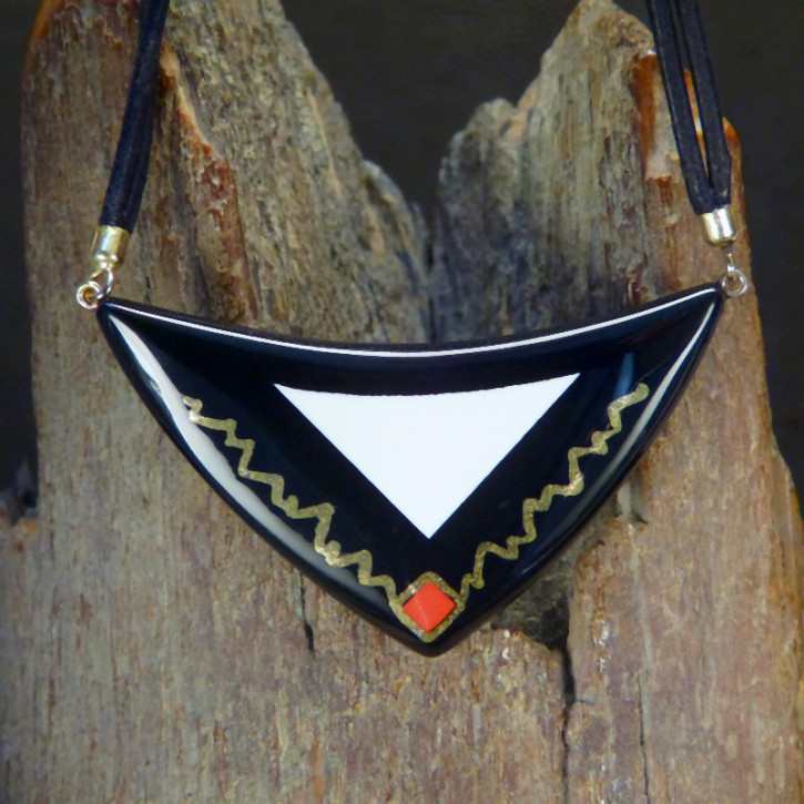 schwarzes Dreieckcollier mit Koralle