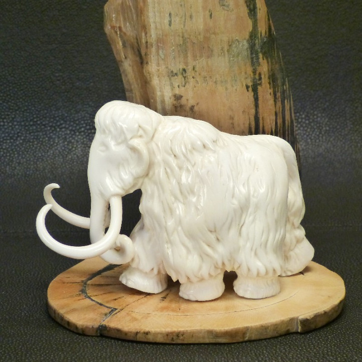 großes Mammut mit Berg