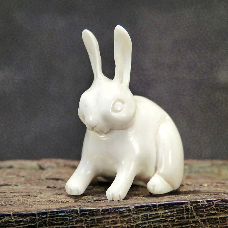 sitzender Hase aus Mammut