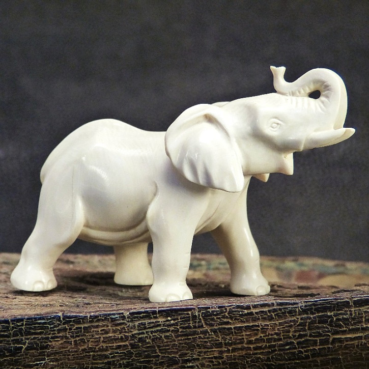 Elefant aus hellcremigem Mammut