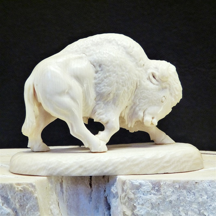 Bison aus Mammut-Elfenbein mit Rindenfärbung