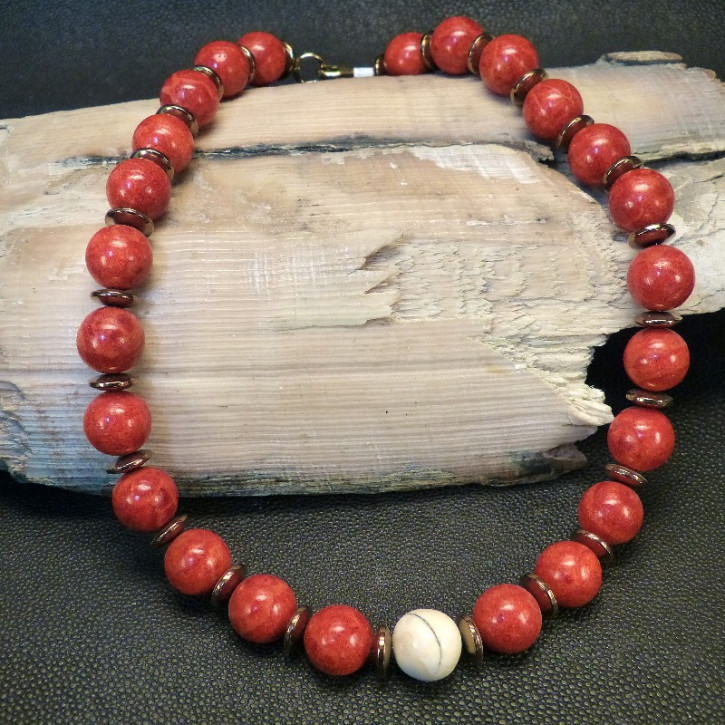 Schaumkorallenkette mit Hämatit und Mammut