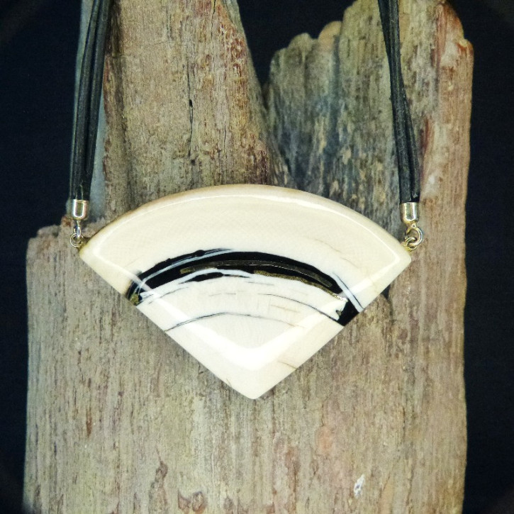 Mammut-Collier mit polierter Messing-Intarsie