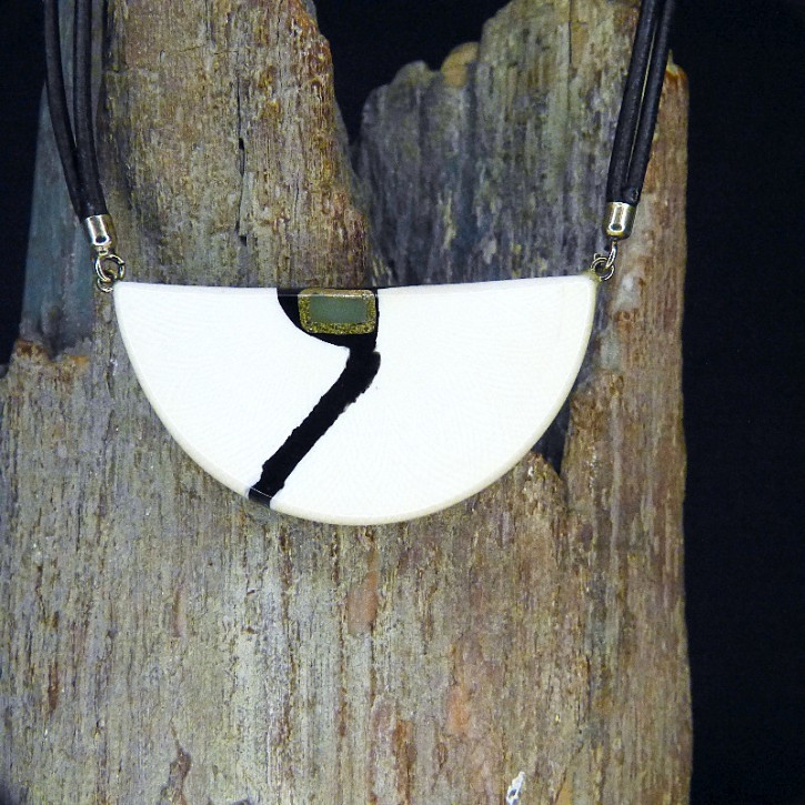 helles Mammut-Collier mit Jade
