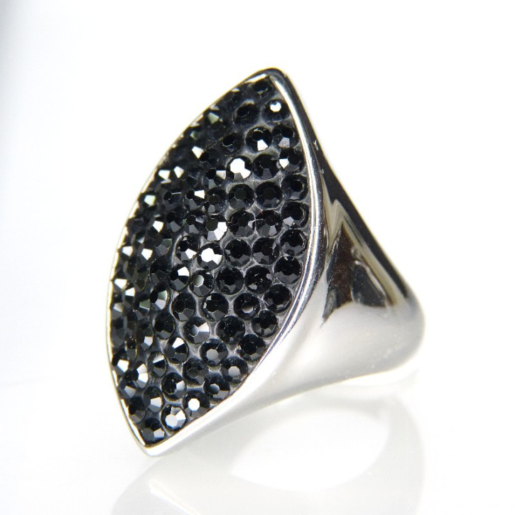 Edelstahlring mit schwarzen Steinen