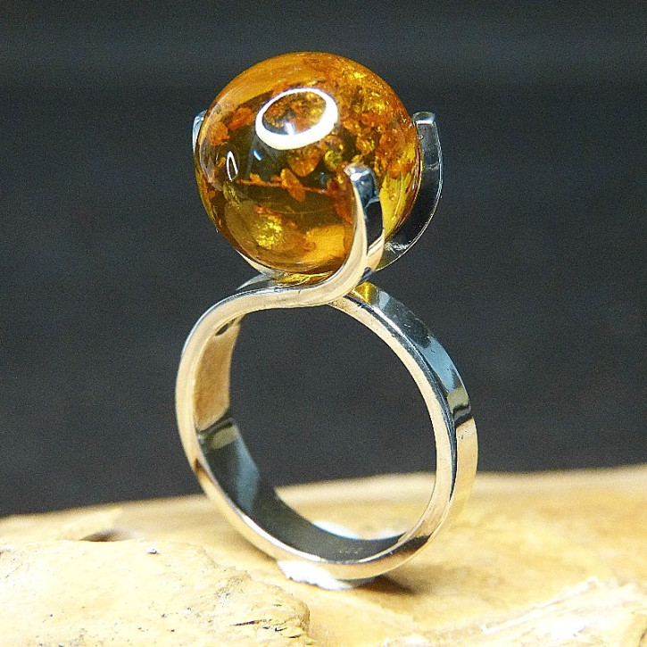 Designerring Silber mit Bernsteinkugel W 19