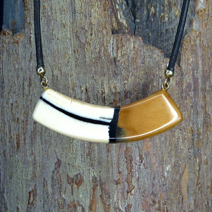kleines Bogencollier mit brauner Färbung
