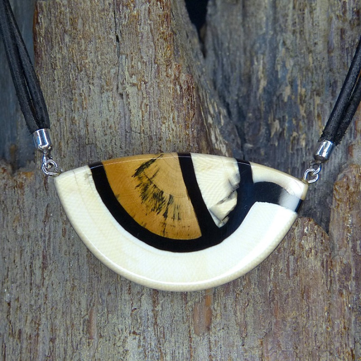 Mammut-Collier toll gefärbt