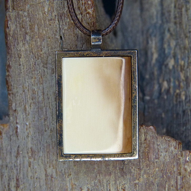 Bronzeanhänger mit brauner Färbung