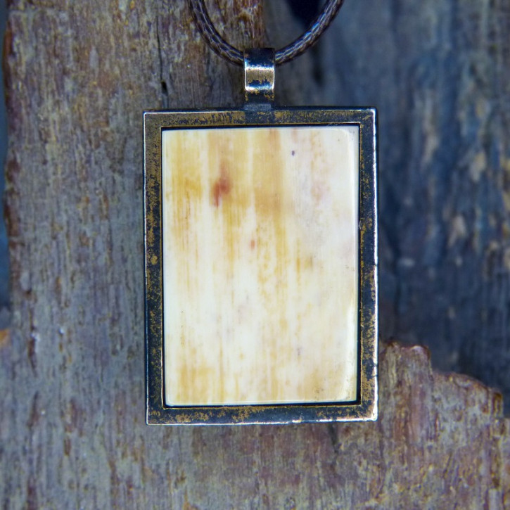 Bronzeanhänger mit Mammutrinde
