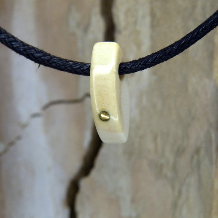 Mammut-Anhänger mit poliertem Messing