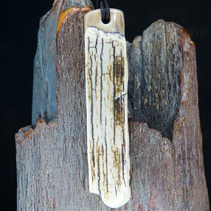 langer Wendeanhänger mit Rinde