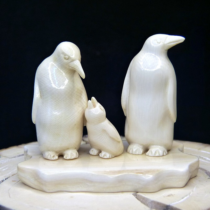 Pinguinfamilie aus Mammut