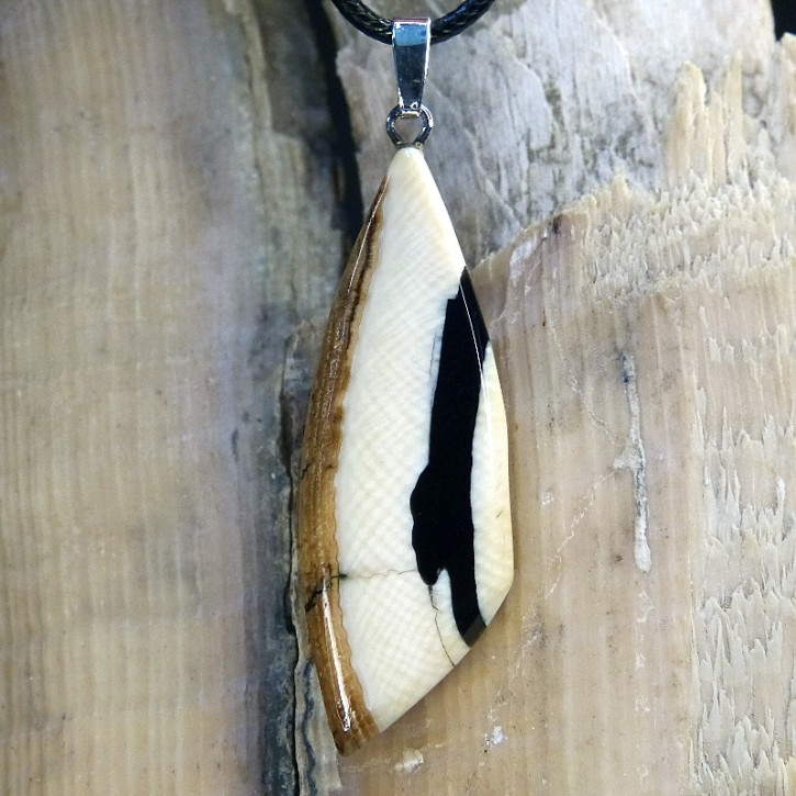 schlanker Mammut-Anhänger mit braunem Rand