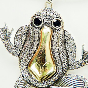 Frosch-Anhänger mit Weißtopas und Onix