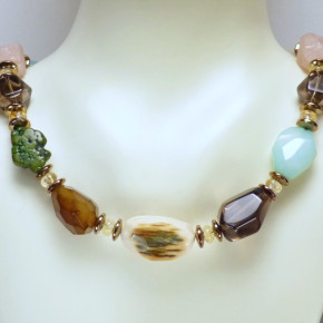 Collier mit Mammut und Halbedelsteinen