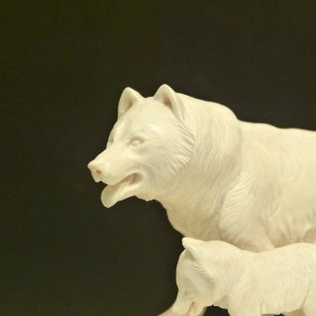 Wolf mit Jungtier detailliert geschnitzt