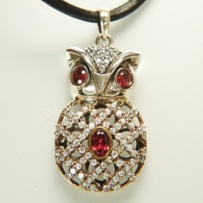 Anhänger Eule 925/- mit Weißtopasen und Granat