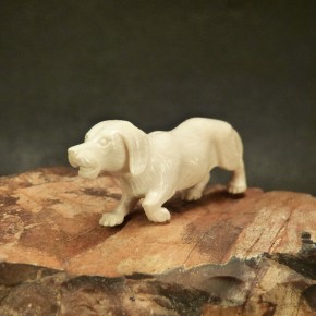 Rauhaardackel aus Mammut-Elfenbein