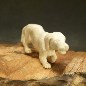 Rauhaardackel aus Mammut-Elfenbein