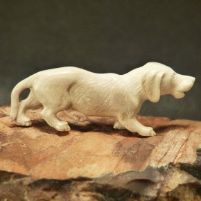 Rauhaardackel aus Mammut-Elfenbein