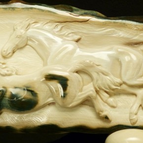tolle Relief-Schnitzerei mit galoppierenden Pferden