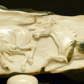 tolle Relief-Schnitzerei mit galoppierenden Pferden