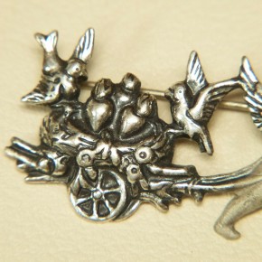 Silberbrosche 925/- "Engel mit Vogelwagen"