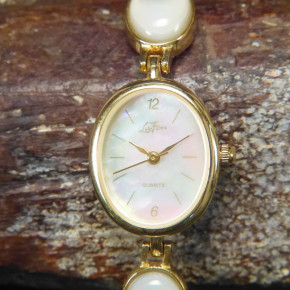 Armbanduhr mit Perlmutt