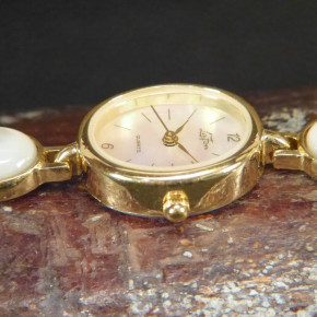Armbanduhr mit Perlmutt