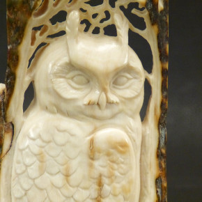Eulenrelief aus der Mammut-Rinde