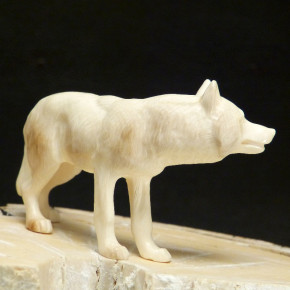 Wolf aus Mammut-Elfenbein