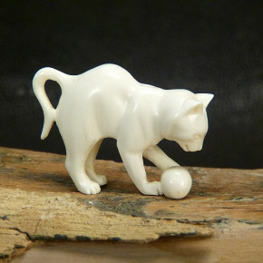Katze mit Ball spielend
