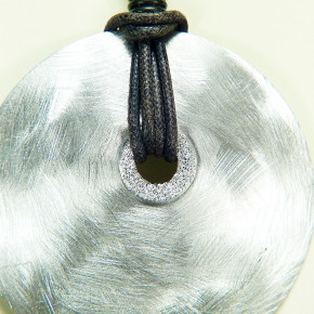 großer Scheibenanhänger aus Silber am Lederband