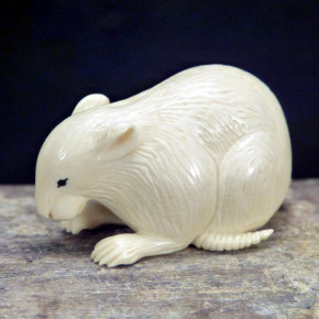 Ratte aus hellem Mammut-Elfenbein