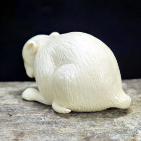 Ratte aus hellem Mammut-Elfenbein