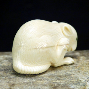 Ratte aus hellem Mammut-Elfenbein