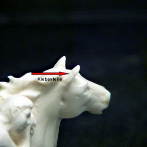 großes Pferd mit Kind aus hellem Mammut