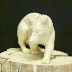 Wolf aus Mammut-Elfenbein mit Wasserflecken