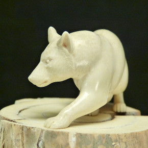 Wolf aus Mammut-Elfenbein mit Wasserflecken