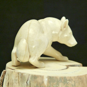 Wolf aus Mammut-Elfenbein mit Wasserflecken