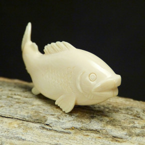 Fisch aus Mammut-Elfenbein mit Rindenstruktur