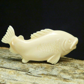 Fisch aus Mammut-Elfenbein mit Rindenstruktur