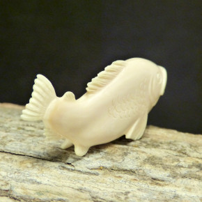 Fisch aus Mammut-Elfenbein mit Rindenstruktur
