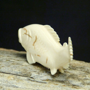 Fisch aus Mammut-Elfenbein mit Rindenstruktur