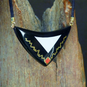 schwarzes Dreieckcollier mit Koralle