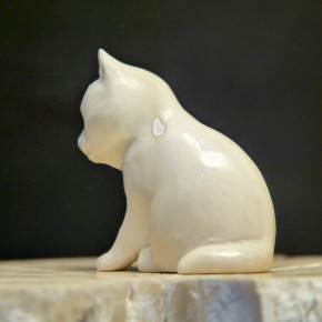 sich putzende Katze aus Mammut