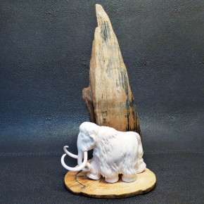 großes Mammut mit Berg