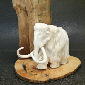 großes Mammut mit Berg